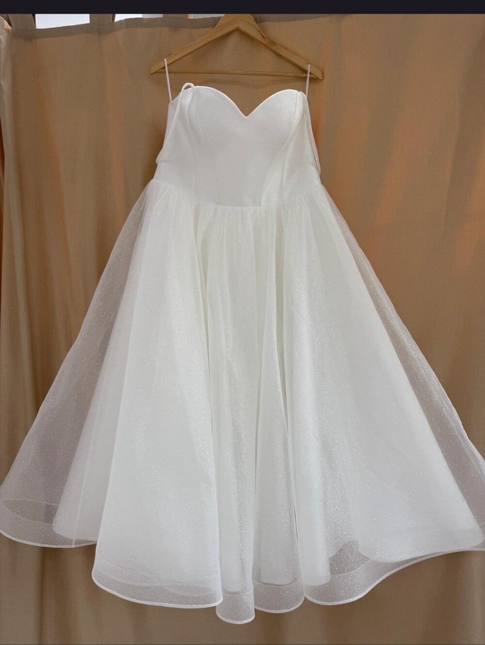 Sparkling White Tea-Length Wedding Dress with Sweetheart Neckline